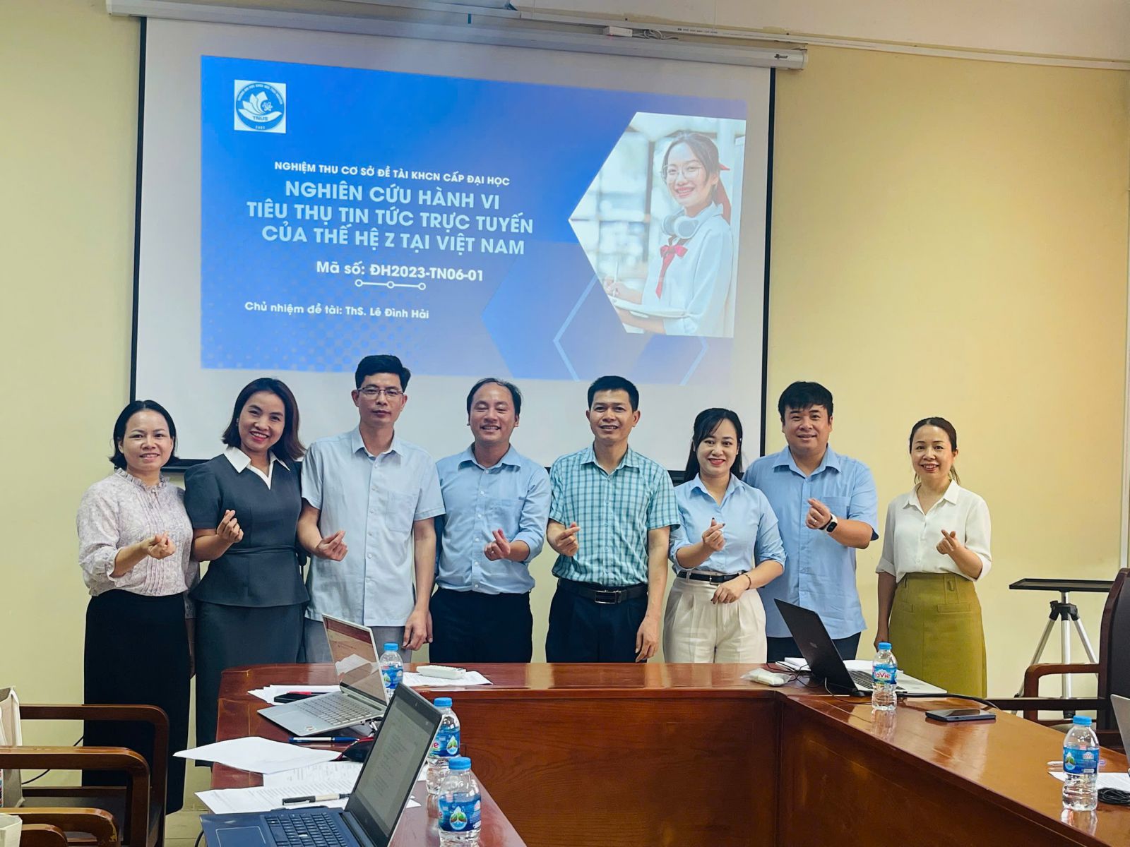 ThS Lê Đình Hải - chủ nhiệm đề tài chụp ảnh cùng Hội đồng nghiệm thu 